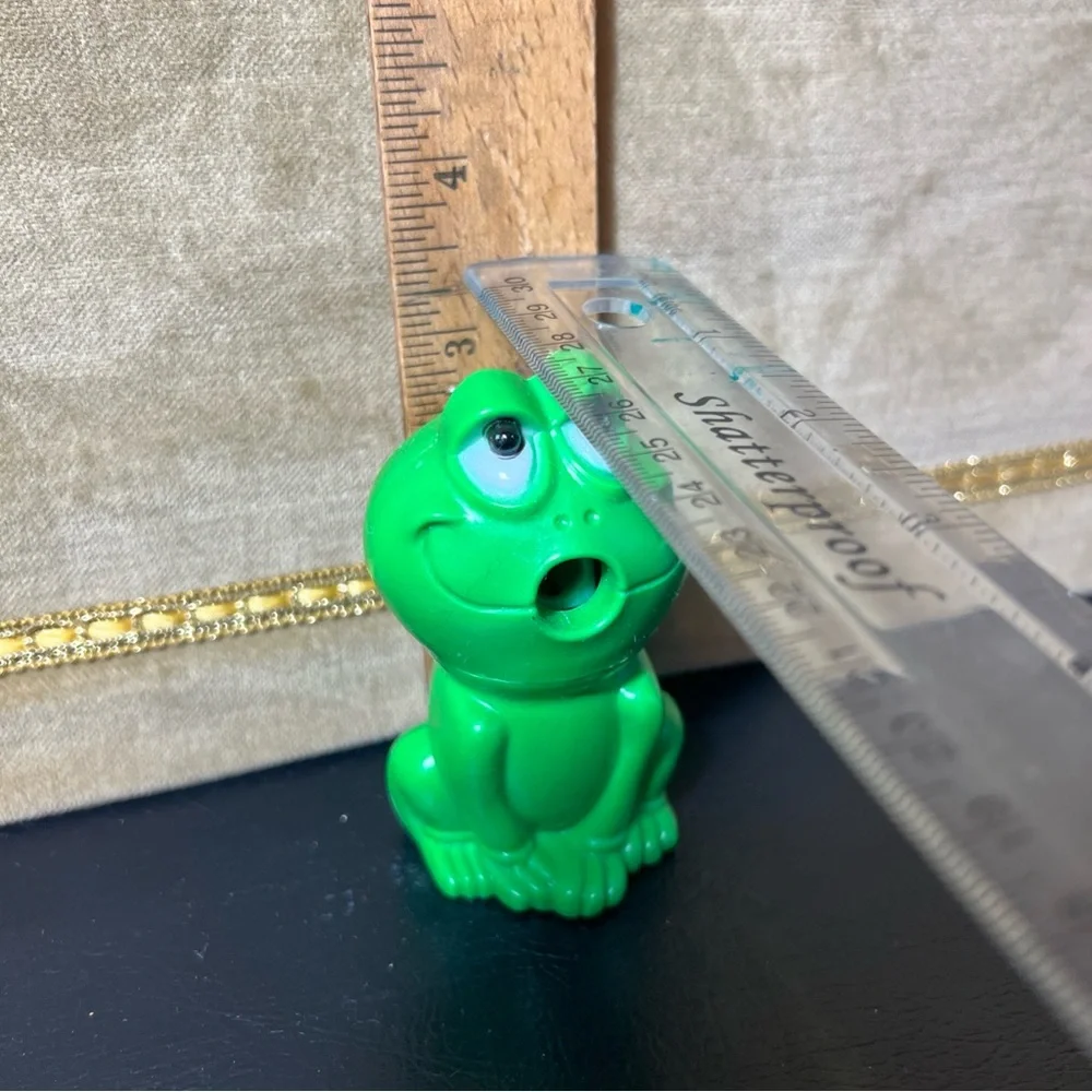 JSNY Frog Pencil Sharpener Novelty Collectible Plastic Green Vtg Hong Kong 3.25”
